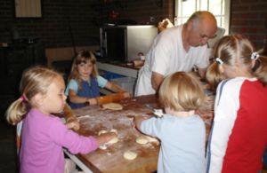 Bakker Paul aaan het werk met jonge bakkers.